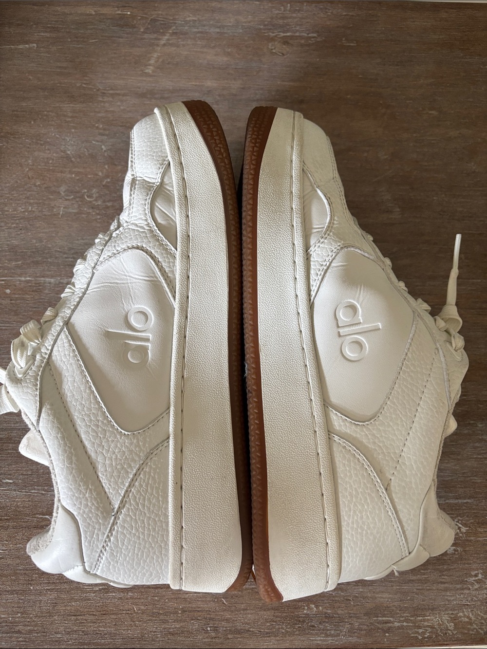 ALO Yoga Recovery Mode Sneakers in White with gum bottom. Women’s 8.5/Men’s 7